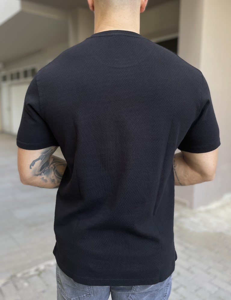 Ανδρικό βαμβακερό μαύρο T-shirt με ανάγλυφο ύφασμα και στάμπα στο στήθος TPM1069M φωτογραφία